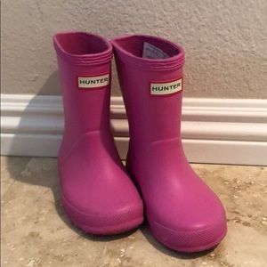 Pink Hunter boots in size 7/8 US toddler.
